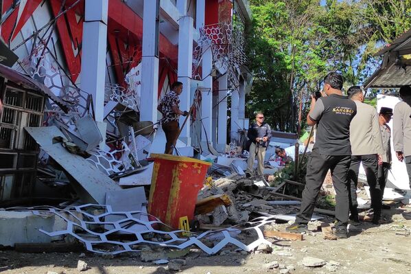 2026年4月2日星期四，印度尼西亚北苏拉威西省万鸦老，警察正在地震后的受损建筑中进行勘查。 - 俄罗斯卫星通讯社