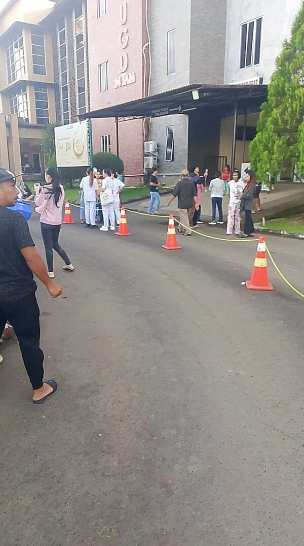 2026年4月2日，印度尼西亚北苏拉威西省万鸦老发生地震后，医院大楼内人员被疏散，民众聚集在建筑外。图上画面截取自社交媒体视频。 - 俄罗斯卫星通讯社