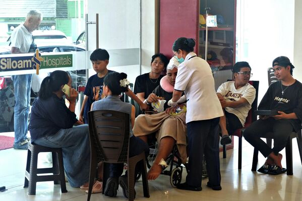 2026年4月2日，印度尼西亚北苏拉威西省万鸦老发生地震后，医院大楼内人员被疏散。一名患者在大厅内接受治疗，周围聚集着等候的人群。 - 俄罗斯卫星通讯社