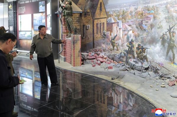 朝鲜劳动党总书记、国务委员会委员长金正恩亲临海外军事作战功勋纪念馆建设现场进行指导。朝鲜劳动党中央委员会领导干部及项目设计、创作单位的负责干部陪同视察。目前，海外作战战功纪念馆的整体工程进度已接近97%。金正恩同志指出，海外军事作战功勋纪念馆将是颂扬朝鲜民主主义人民共和国英雄儿女伟大革命精神的时代丰碑，是进行爱国主义教育的圣殿。他表示，将于四月中旬在此隆重举行阵亡将士遗骸安葬仪式，并将纪念馆竣工仪式与库尔斯克州解放战役胜利纪念活动相结合。 - 俄罗斯卫星通讯社