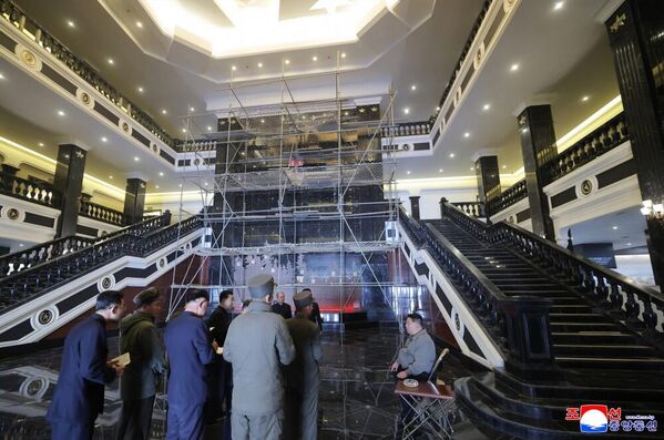 朝鲜劳动党总书记、国务委员会委员长金正恩亲临海外军事作战功勋纪念馆建设现场进行指导。朝鲜劳动党中央委员会领导干部及项目设计、创作单位的负责干部陪同视察。目前，海外作战战功纪念馆的整体工程进度已接近97%。金正恩同志指出，海外军事作战功勋纪念馆将是颂扬朝鲜民主主义人民共和国英雄儿女伟大革命精神的时代丰碑，是进行爱国主义教育的圣殿。他表示，将于四月中旬在此隆重举行阵亡将士遗骸安葬仪式，并将纪念馆竣工仪式与库尔斯克州解放战役胜利纪念活动相结合。 - 俄罗斯卫星通讯社