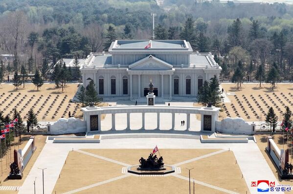 朝鲜劳动党总书记、国务委员会委员长金正恩亲临海外军事作战功勋纪念馆建设现场进行指导。朝鲜劳动党中央委员会领导干部及项目设计、创作单位的负责干部陪同视察。目前，海外作战战功纪念馆的整体工程进度已接近97%。金正恩同志指出，海外军事作战功勋纪念馆将是颂扬朝鲜民主主义人民共和国英雄儿女伟大革命精神的时代丰碑，是进行爱国主义教育的圣殿。他表示，将于四月中旬在此隆重举行阵亡将士遗骸安葬仪式，并将纪念馆竣工仪式与库尔斯克州解放战役胜利纪念活动相结合。 - 俄罗斯卫星通讯社