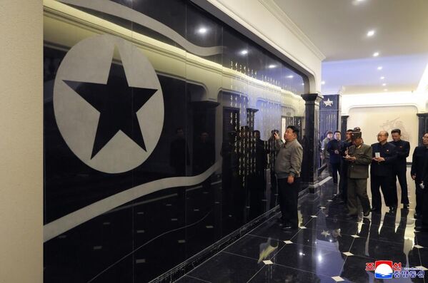 朝鲜劳动党总书记、国务委员会委员长金正恩亲临海外军事作战功勋纪念馆建设现场进行指导。朝鲜劳动党中央委员会领导干部及项目设计、创作单位的负责干部陪同视察。目前，海外作战战功纪念馆的整体工程进度已接近97%。金正恩同志指出，海外军事作战功勋纪念馆将是颂扬朝鲜民主主义人民共和国英雄儿女伟大革命精神的时代丰碑，是进行爱国主义教育的圣殿。他表示，将于四月中旬在此隆重举行阵亡将士遗骸安葬仪式，并将纪念馆竣工仪式与库尔斯克州解放战役胜利纪念活动相结合。 - 俄罗斯卫星通讯社