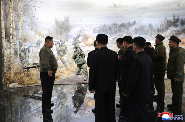 朝鲜劳动党总书记、国务委员会委员长金正恩亲临海外军事作战功勋纪念馆建设现场进行指导。朝鲜劳动党中央委员会领导干部及项目设计、创作单位的负责干部陪同视察。目前，海外作战战功纪念馆的整体工程进度已接近97%。金正恩同志指出，海外军事作战功勋纪念馆将是颂扬朝鲜民主主义人民共和国英雄儿女伟大革命精神的时代丰碑，是进行爱国主义教育的圣殿。他表示，将于四月中旬在此隆重举行阵亡将士遗骸安葬仪式，并将纪念馆竣工仪式与库尔斯克州解放战役胜利纪念活动相结合。 - 俄罗斯卫星通讯社