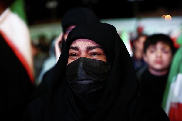 4月8日，美伊宣布停火两周后，伊朗人聚集在一起，一名女子泪流满面。 - 俄罗斯卫星通讯社