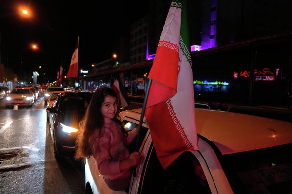 4月8日，在德黑兰伊斯兰革命大街，一名女孩挥舞着伊朗国旗。 - 俄罗斯卫星通讯社