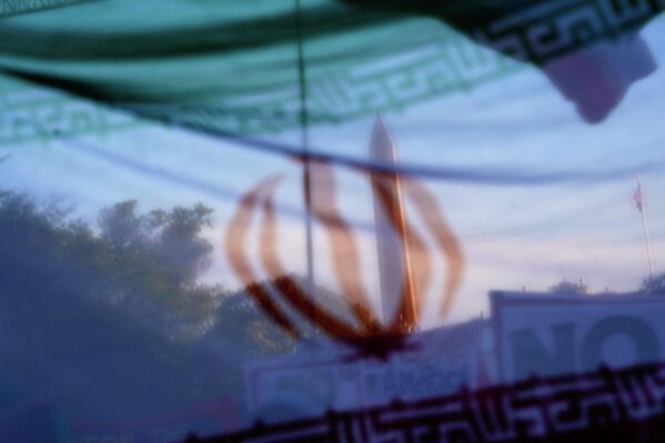 在白宫外，透过伊朗国旗看华盛顿纪念碑。 - 俄罗斯卫星通讯社