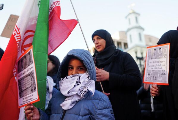 美伊宣布停火两周后，示威者在白宫外抗议美国对伊朗采取军事行动。 - 俄罗斯卫星通讯社