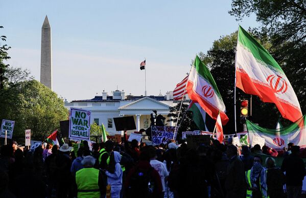 美伊宣布停火两周后，示威者在白宫外抗议美国对伊朗采取军事行动。 - 俄罗斯卫星通讯社