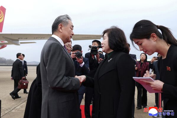 2026年4月9日，中国外长王毅与朝鲜外相崔善姬在平壤国际机场握手。这是自2019年以来王毅首次访问朝鲜。 - 俄罗斯卫星通讯社