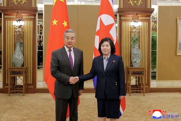 2026年4月9日，在朝鲜平壤，中国外交部长王毅与朝鲜外相崔善姬会晤握手。这是自2019年以来王毅首次访问朝鲜。 - 俄罗斯卫星通讯社