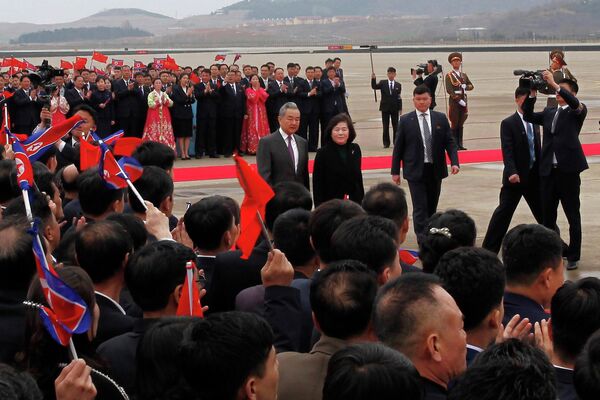 2026年4月9日星期四，在朝鲜平壤，中国外长王毅（左中）抵达平壤国际机场，与朝鲜外相崔善姬（右中）一同行走。 - 俄罗斯卫星通讯社