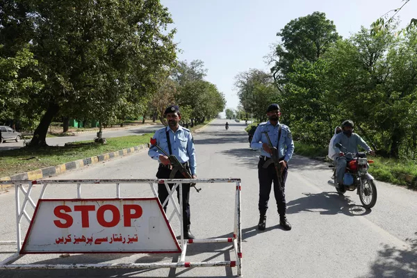 2026年4月10日,巴基斯坦伊斯兰堡,巴基斯坦筹备主办美伊和平谈判之际,警察在通往塞雷纳酒店的道路检查站执勤。路透社/Akhtar Soomro 2026年4月10日,巴基斯坦伊斯兰堡,巴基斯坦筹备主办美伊和平谈判之际,警察在通往塞雷纳酒店的道路检查站执勤。路透社/Akhtar Soomro - 俄罗斯卫星通讯社