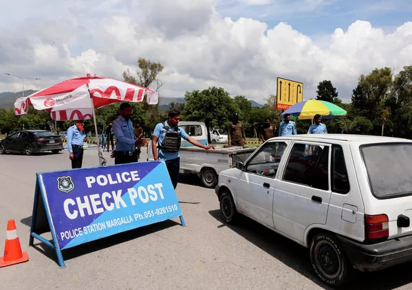 2026年4月9日,巴基斯坦伊斯兰堡,美伊会谈举行前夕,警察在安检站检查车辆。路透社/Asim Hafeez 2026年4月9日,巴基斯坦伊斯兰堡,美伊会谈举行前夕,警察在安检站检查车辆。路透社/Asim Hafeez - 俄罗斯卫星通讯社