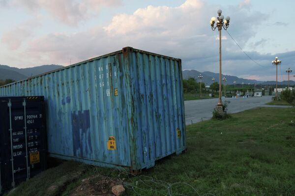 2026年4月9日，巴基斯坦伊斯蘭堡，巴基斯坦正準備主辦美國與伊朗的和平談判，在總統府附近的D Chowk地區採取安保措施，將裝運集裝箱堆砌起來封鎖道路。路透社/Akhtar Soomro - 俄羅斯衛星通訊社