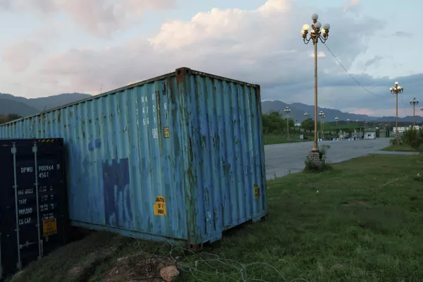 2026年4月9日,巴基斯坦伊斯兰堡,巴基斯坦正准备主办美国与伊朗的和平谈判,在总统府附近的D Chowk地区采取安保措施,将装运集装箱堆砌起来封锁道路。路透社/Akhtar Soomro 2026年4月9日,巴基斯坦伊斯兰堡,巴基斯坦正准备主办美国与伊朗的和平谈判,在总统府附近的D Chowk地区采取安保措施,将装运集装箱堆砌起来封锁道路。路透社/Akhtar Soomro - 俄罗斯卫星通讯社