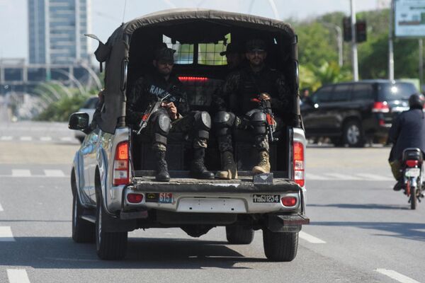 2026年4月9日，巴基斯坦伊斯蘭堡，巴基斯坦外交部附近，幾名保安乘車經過。路透社/Waseem Khan - 俄羅斯衛星通訊社