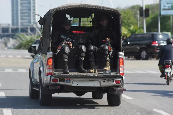 2026年4月9日,巴基斯坦伊斯兰堡,巴基斯坦外交部附近,几名保安乘车经过。路透社/Waseem Khan 2026年4月9日,巴基斯坦伊斯兰堡,巴基斯坦外交部附近,几名保安乘车经过。路透社/Waseem Khan - 俄罗斯卫星通讯社