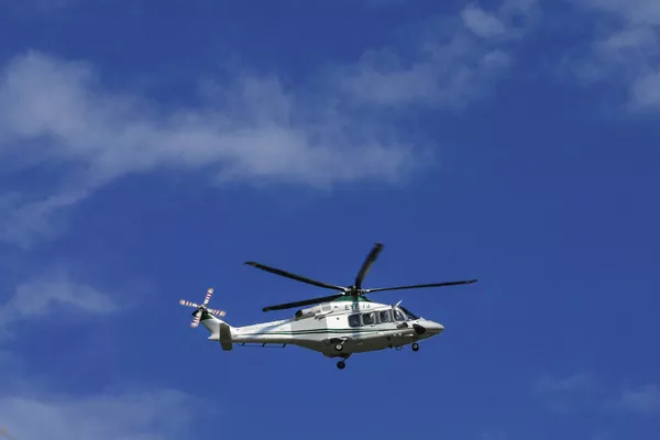 2026年4月9日,巴基斯坦伊斯兰堡,在巴基斯坦筹备主办美伊和平谈判之际,一架直升机正在飞行。路透社/Akhtar Soomro 2026年4月9日,巴基斯坦伊斯兰堡,在巴基斯坦筹备主办美伊和平谈判之际,一架直升机正在飞行。路透社/Akhtar Soomro - 俄罗斯卫星通讯社