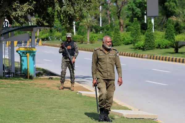 2026年4月9日,巴基斯坦伊斯兰堡,一名警察和一名准军事士兵守卫着通往塞雷纳酒店的空荡街道。路透社/Akhtar Soomro 2026年4月9日,巴基斯坦伊斯兰堡,一名警察和一名准军事士兵守卫着通往塞雷纳酒店的空荡街道。路透社/Akhtar Soomro - 俄罗斯卫星通讯社