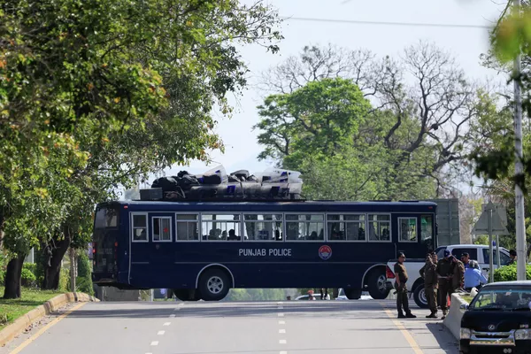 2026年4月10日,巴基斯坦伊斯兰堡,一辆车顶载有防暴装备的警用巴士沿通往塞雷纳酒店的道路行驶。路透社/Akhtar Soomro 2026年4月10日,巴基斯坦伊斯兰堡,一辆车顶载有防暴装备的警用巴士沿通往塞雷纳酒店的道路行驶。路透社/Akhtar Soomro - 俄罗斯卫星通讯社