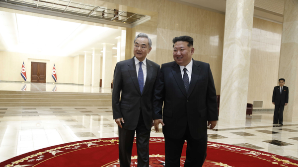 朝鲜最高领导人金正恩会见王毅 - 俄羅斯衛星通訊社