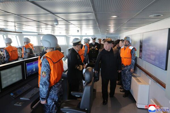 朝鲜人民军海军“崔贤”号驱逐舰再次进行作战运用评估试验体系内的战略巡航导弹和反舰导弹试射。 朝鲜最高领导人金正恩观摩了此次试射。 朝鲜人民军海军“崔贤”号驱逐舰再次进行作战运用评估试验体系内的战略巡航导弹和反舰导弹试射。 朝鲜最高领导人金正恩观摩了此次试射。 - 俄罗斯卫星通讯社