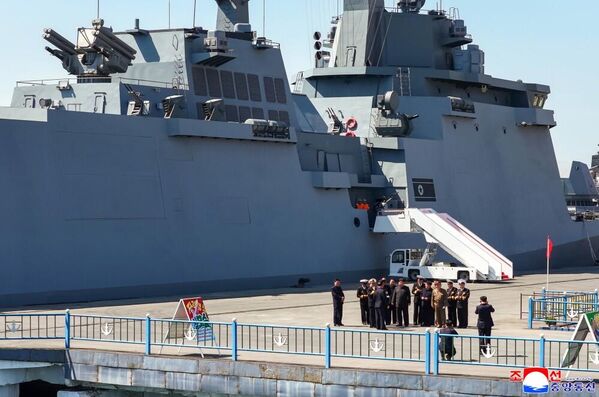 朝鲜人民军海军“崔贤”号驱逐舰再次进行作战运用评估试验体系内的战略巡航导弹和反舰导弹试射。 朝鲜最高领导人金正恩观摩了此次试射。 朝鲜人民军海军“崔贤”号驱逐舰再次进行作战运用评估试验体系内的战略巡航导弹和反舰导弹试射。 朝鲜最高领导人金正恩观摩了此次试射。 - 俄罗斯卫星通讯社