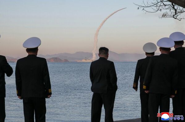 朝鲜人民军海军“崔贤”号驱逐舰再次进行作战运用评估试验体系内的战略巡航导弹和反舰导弹试射。 朝鲜最高领导人金正恩观摩了此次试射。 朝鲜人民军海军“崔贤”号驱逐舰再次进行作战运用评估试验体系内的战略巡航导弹和反舰导弹试射。 朝鲜最高领导人金正恩观摩了此次试射。 - 俄罗斯卫星通讯社