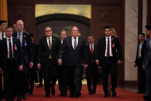 拉夫羅夫步入人民大會堂。 拉夫羅夫步入人民大會堂。 - 俄羅斯衛星通訊社