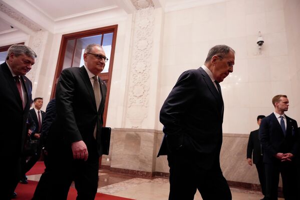 拉夫羅夫步入人民大會堂。 拉夫羅夫步入人民大會堂。 - 俄羅斯衛星通訊社