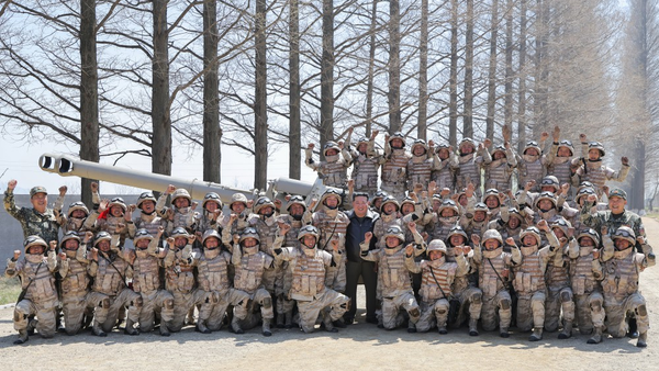 金正恩观摩火炮射击比赛，指示进一步加强炮兵战斗准备 - 俄罗斯卫星通讯社