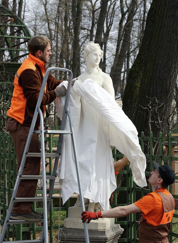 工作人员为雕塑去掉罩布 - 俄罗斯卫星通讯社