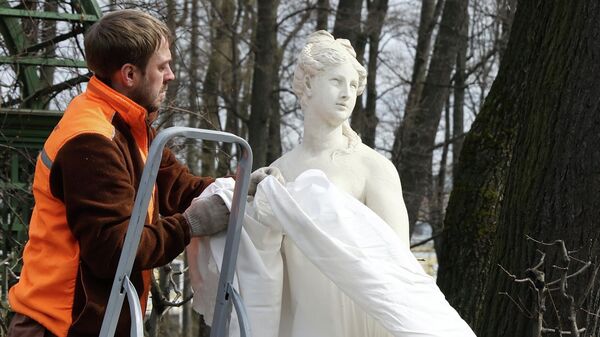工作人员为雕塑脱去罩布 - 俄罗斯卫星通讯社