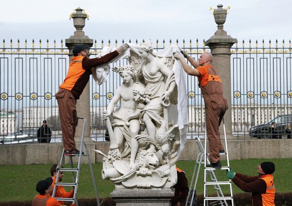工作人员为雕塑去掉罩布，为夏园开放做准备。 - 俄罗斯卫星通讯社