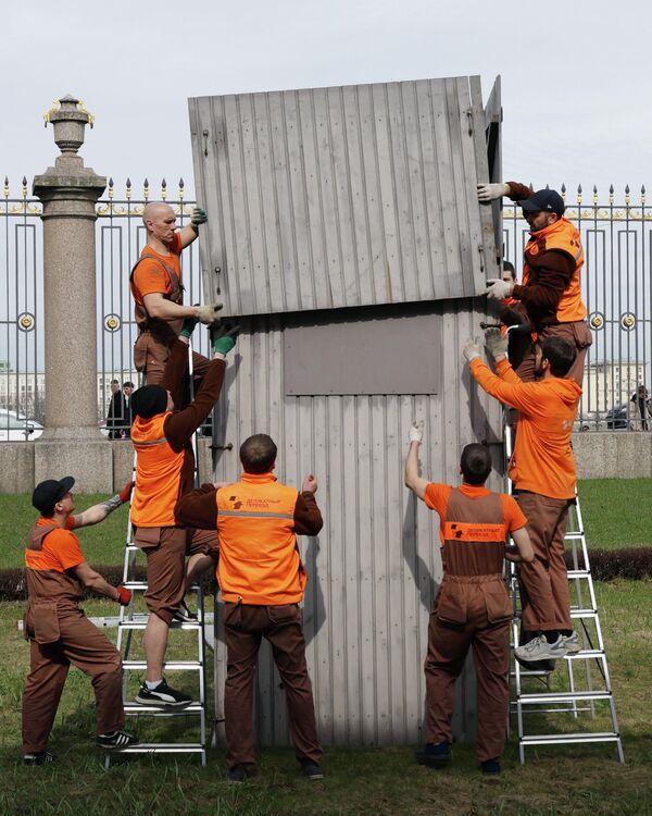 工作人员拆除雕塑的冬季保护装置 - 俄罗斯卫星通讯社