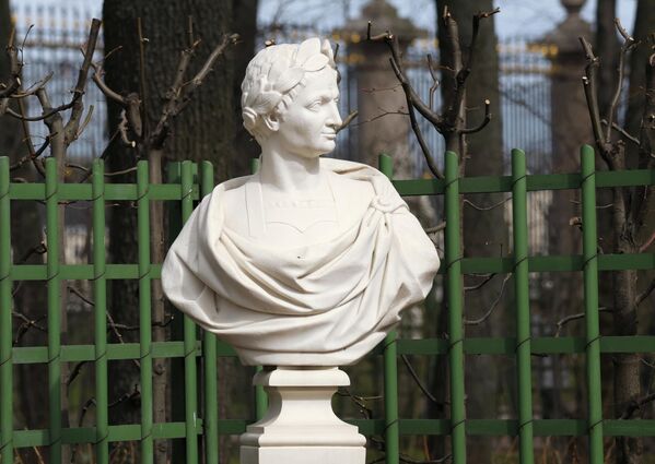 夏园中的凯撒半身像 - 俄罗斯卫星通讯社