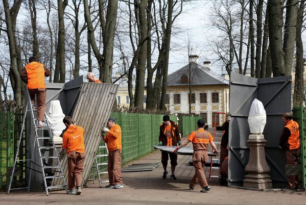 工作人员拆除雕塑的冬季保护装置 - 俄罗斯卫星通讯社