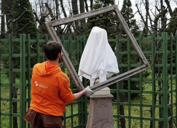 工作人员拆除雕塑的冬季保护装置 - 俄罗斯卫星通讯社