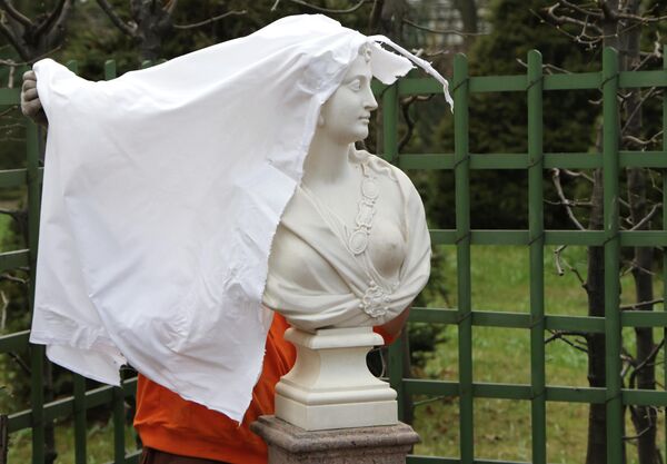 工作人员为雕塑去掉罩布 - 俄罗斯卫星通讯社