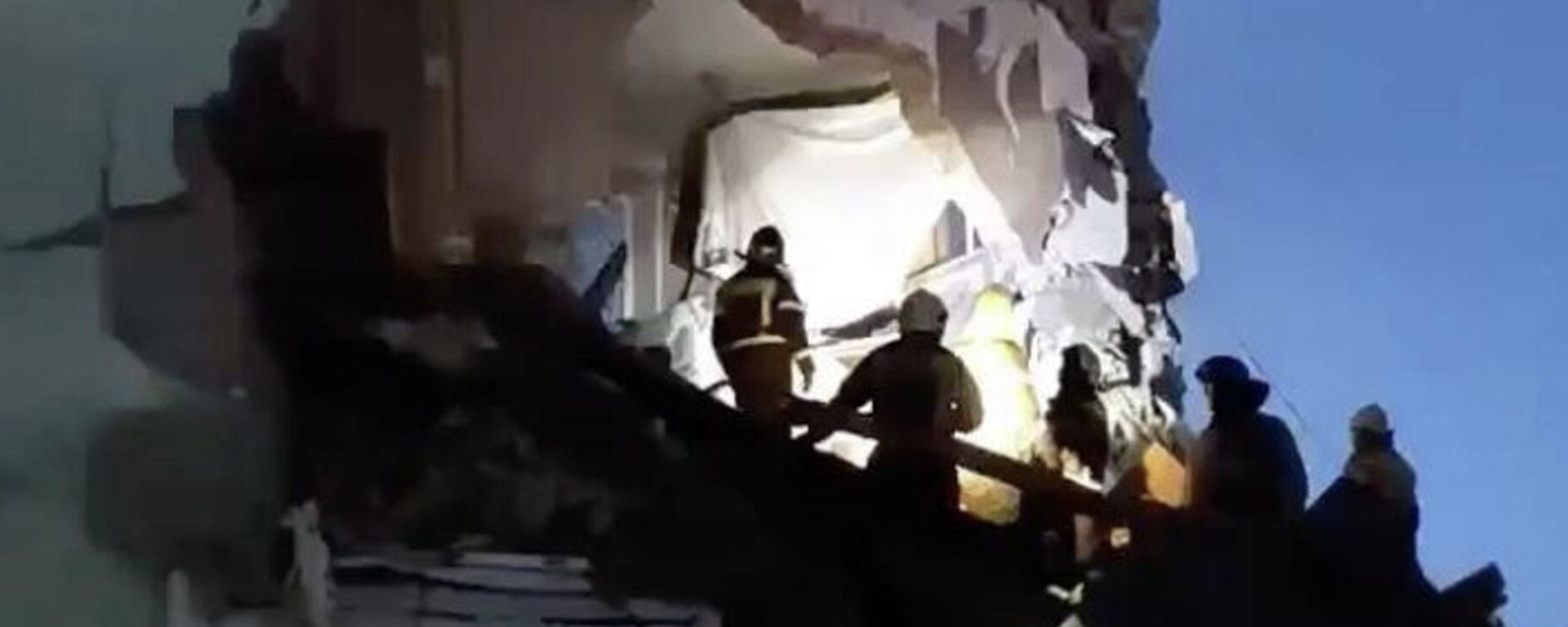 俄紧急情况部：塞兹兰市单元楼坍塌初步造成11人受伤 - 世界报道, 1920, 22.04.2026