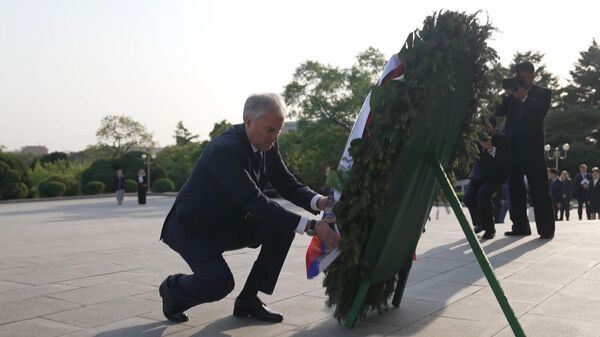 俄杜马主席向平壤解放塔献花圈 - 俄罗斯卫星通讯社