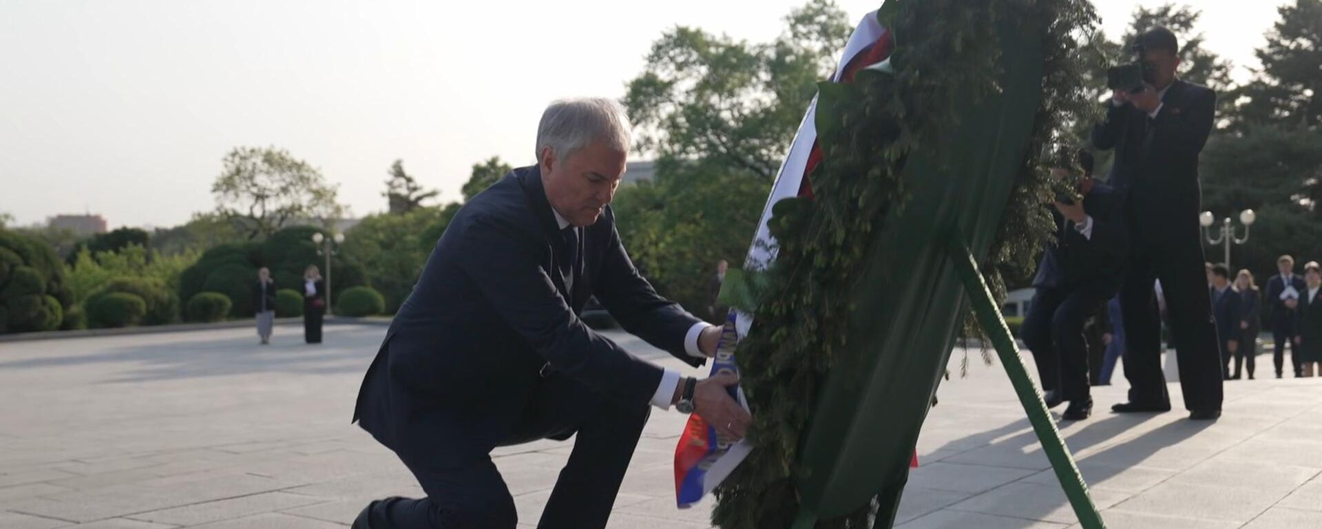 俄杜马主席向平壤解放塔献花圈 - 俄罗斯卫星通讯社, 1920, 25.04.2026