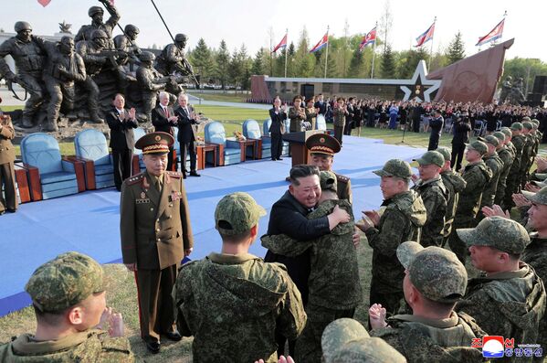 朝鲜最高领导人金正恩在2026年4月26日出席海外军事作战功勋纪念馆建筑群揭幕仪式时向士兵致意。该纪念馆旨在纪念在俄乌战争中为俄罗斯作战而阵亡的朝鲜士兵。 - 俄罗斯卫星通讯社