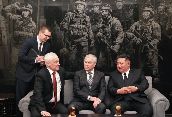 俄防长安德烈·别洛乌索夫、俄国家杜马主席维亚切斯拉夫·沃洛金与朝鲜劳动党总书记、朝鲜国务委员长金正恩（前景自左至右）在平壤举行会晤。 - 俄罗斯卫星通讯社