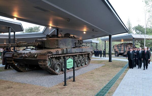 朝鲜劳动党总书记、朝鲜国务委员长金正恩，俄罗斯国家杜马主席维亚切斯拉夫·沃洛金与俄罗斯国防部长安德烈·别洛乌索夫（前景自左至右）在平壤视察海外军事作战功勋纪念馆建筑群。 - 俄罗斯卫星通讯社