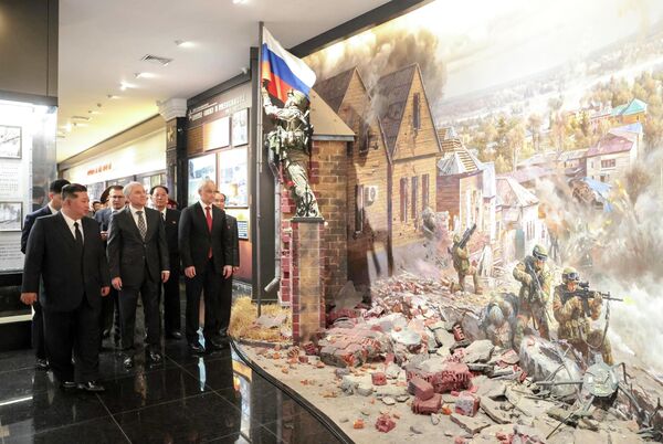 朝鲜劳动党总书记、朝鲜国务委员长金正恩，俄罗斯国家杜马主席维亚切斯拉夫·沃洛金与俄罗斯国防部长安德烈·别洛乌索夫（前景自左至右）在平壤视察海外军事作战英雄纪念馆建筑群。 - 俄罗斯卫星通讯社