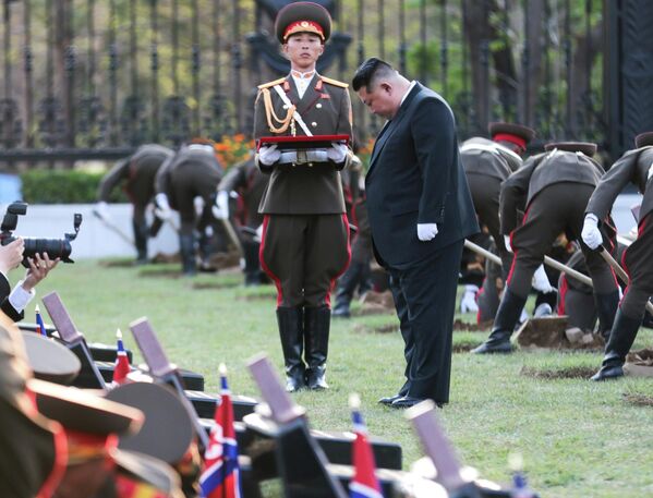 朝鲜劳动党总书记、朝鲜国务委员长金正恩出席在平壤举行的海外军事作战英雄纪念馆建筑群揭幕仪式。 - 俄罗斯卫星通讯社