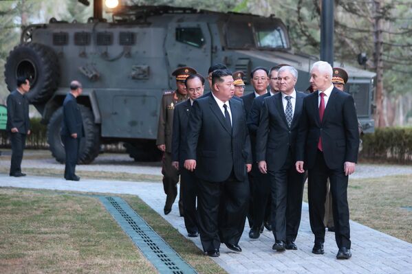 朝鲜劳动党总书记、朝鲜国务委员长金正恩，俄罗斯国家杜马主席维亚切斯拉夫·沃洛金与俄罗斯国防部长安德烈·别洛乌索夫（前景自左至右）在平壤视察海外军事作战英雄纪念馆建筑群。 - 俄罗斯卫星通讯社