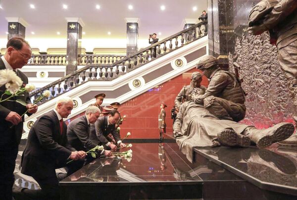 朝鲜国防省国防相努光铁，俄罗斯国防部长安德烈·别洛乌索夫与俄罗斯国家杜马主席维亚切斯拉夫·沃洛金出席在平壤举行的海外军事作战功勋纪念馆建筑群揭幕仪式。 - 俄罗斯卫星通讯社